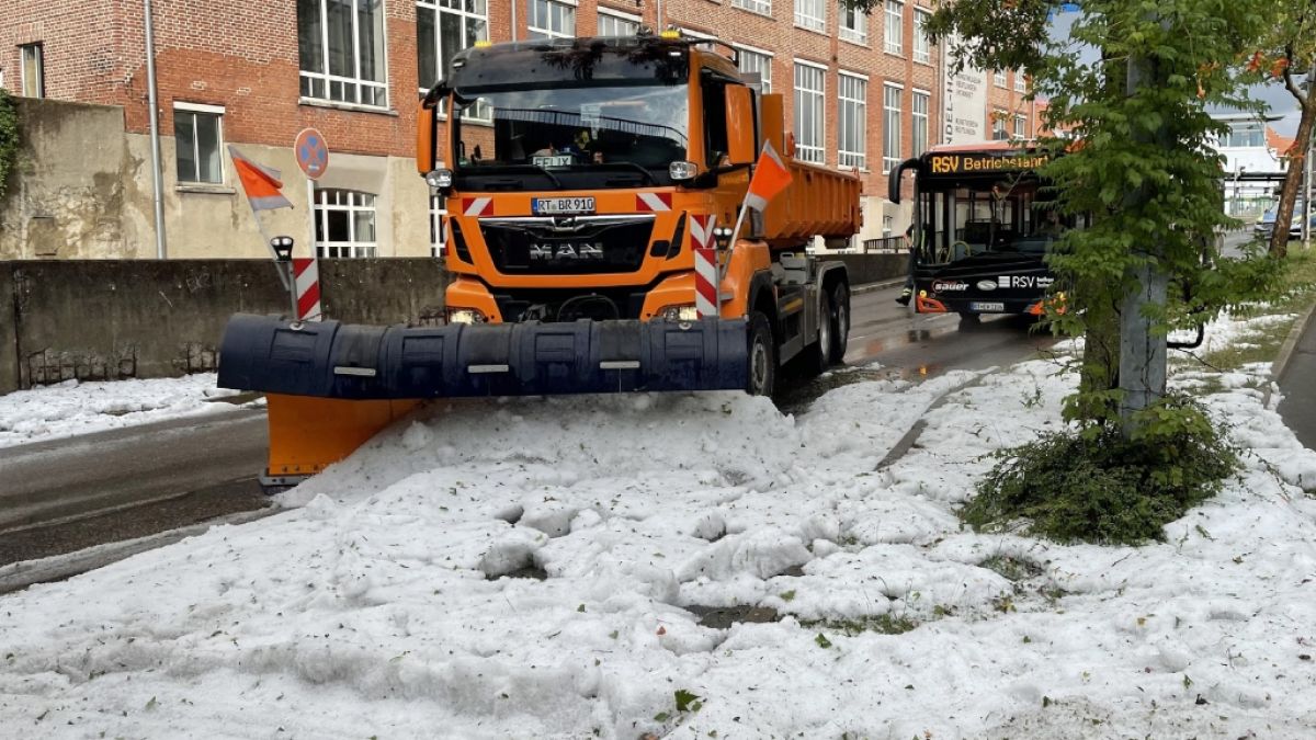 Die Technischen Betriebsdienste befreiten die Straßen von der 30 Zentimer dicken Hagel-Schicht. (Foto)