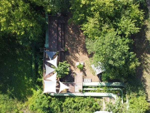 Der Garten und Bühnenbereich der Siedlung von oben. 