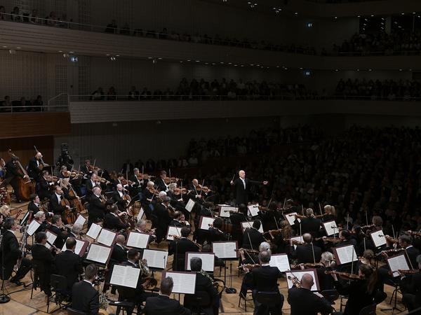 Das Lucerne Festival Orchestra, mit hervorragenden Musiker*innen, oftmals selbst Solo-Stars. 