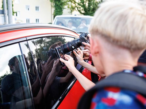 Fotografen und Fans versuchen durch eine verdunkelte Autoscheibe einen Blick auf Harry Kane bei seiner Ankunft zum Medizincheck an einem Krankenhaus zu erhaschen.