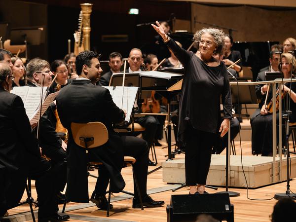 Komponistin Betty Olivero bedankt sich für den Applaus beim Gastspiel des Israel Philharmonic Orchestra am 4.9.2023 in der Berliner Philharmonie.