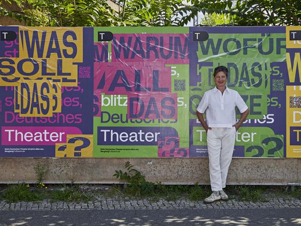 Iris Laufenberg vor Plakaten des Deutschen Theaters.