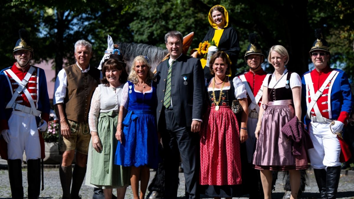 Markus Söder (CSU) und seine Frau Karin Baumüller-Söder verfolgen gemeinsam mit Polit-Prominenz den Trachten- und Schützenzug. (Foto)