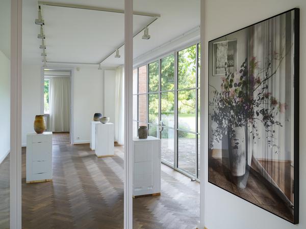 Ausstellungsansicht ("Elementare Gefäße) im Mies van der Rohe Haus mit Fotografie von Michael Wesely im Vordergrund