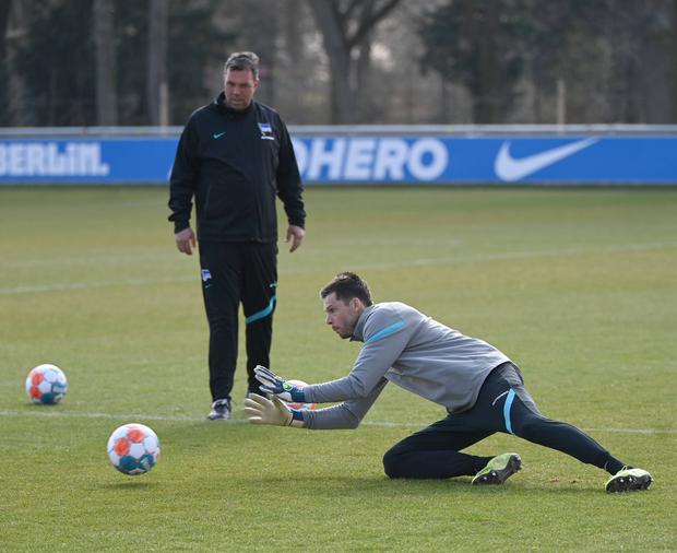 Im August vergangenen Jahres ist Rune Jarstein mit Herthas Torwarttrainer Andreas Menger (stehend) aneinandergeraten.