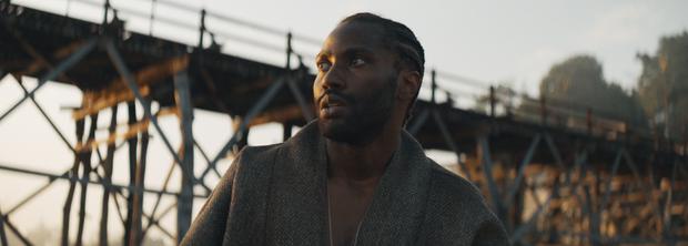  Joshua (John David Washington) schlägt sich mit einer fünfjährigen Androidin durch Feindesland.