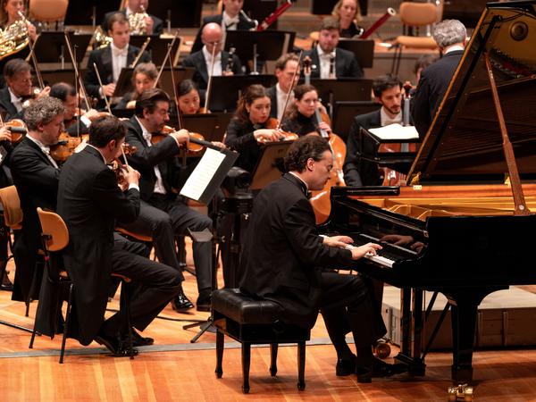 Evgeny Kissin spielt ein Klavierkonzert von Mozart.