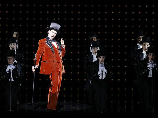 Jörn-Felix Alt als Winkeladvokat Billy Flynn im Musical „Chicago“ im Berliner Schillertheater.