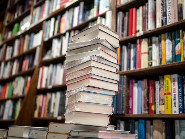 ARCHIV - 17.08.2020, Hessen, Frankfurt/Main: Ein Stapel neuer Bücher liegt auf einem Verkaufstisch in einer Buchhandlung im Stadtteil Bornheim. (zu dpa Zweiter Lockdown belastet Jahresbilanz des Buchhandels) Foto: Frank Rumpenhorst/dpa/Frank Rumpenhorstdpa +++ dpa-Bildfunk +++