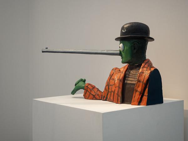 „Oscar“ (1999), eine Skulptur von Gavin Turk am Stand von Ben Brown Fine Arts