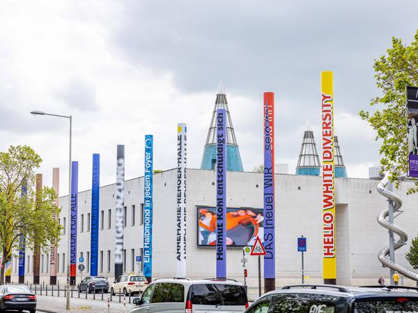 „Form follows fun“: Die Bundeskunsthalle mit ihren zauberhutförmigen Lichtkegeln.