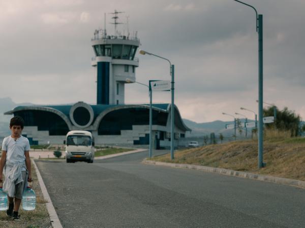 Szene aus Nora Martirosyans „Should the Wind Drop“: Der Flughafen in Stepanakert steht heute unter aserbaidschanischer Besetzung.