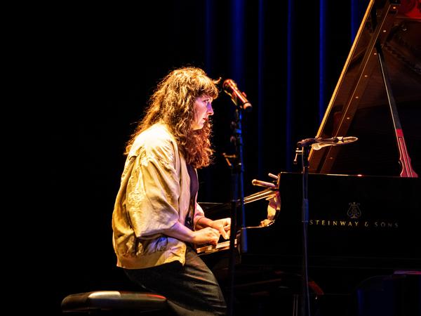 Aus Weiß mach Rot. Eve Risser als Chefin der Red Desert Orchestra.