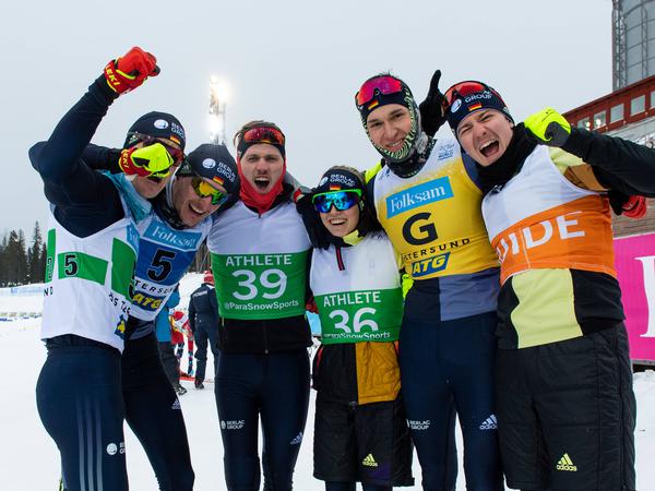 Die offene deutsche Langlauf-Staffel mit Sebastian Marburger, Linn Kazmaier (plus Guide Florian Baumann), Nico Messinger (mit Guide Robin Wunderle) und Marco Maier gewann WM-Gold über 4 x 2,5 Kilometer.