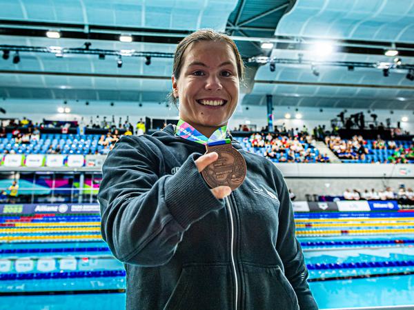 Gina Böttcher gewann drei Medaillen bei der Weltmeisterschaft im Para-Schwimmen in Manchester – und das, obwohl die Athletin vom SC Potsdam bis kurz vor ihrem Start aufgrund eines Infekts um die WM-Teilnahme bangen musste.