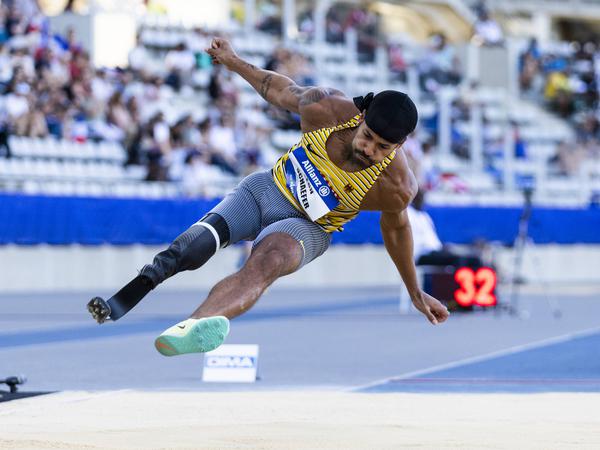 Der 26 Jahre alte Leon Schäfer holte sich in diesem Sommer in Paris Weltrekord und WM-Gold im Weitsprung.