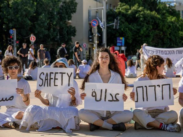 Jüdische Israelinnen und Palästinenserinnen bei einer gemeinsamen Performance Mitte Dezember auf dem Habimah Platz in Tel Aviv.