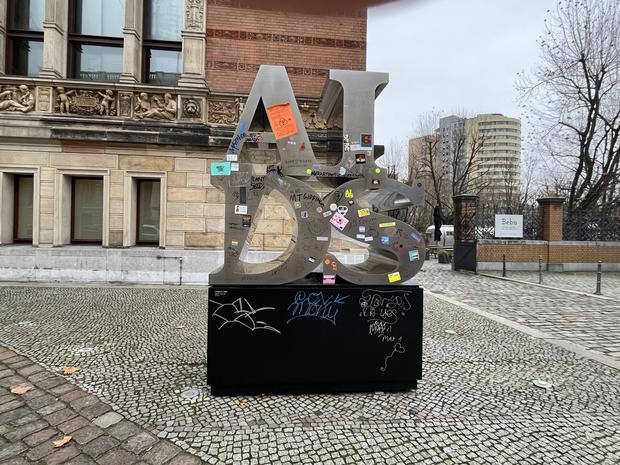 „AIDS“-Skulptur von General Idea vor dem Gropiusbau.