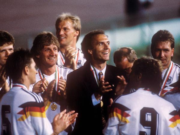 DFB-Teamchef Franz Beckenbauer im Kreise seiner Spieler.
