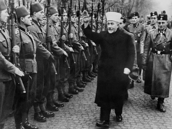 Der Großmufti Amin el Husseini grüßt hier Soldaten der Waffen SS. 13 Januar 1944
