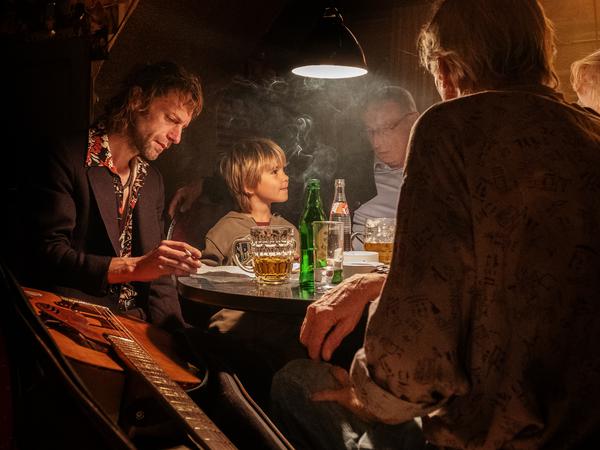 Abends zieht es Rickerl (Voodoo Jürgens, l.) ins Beisl, Sohn Dominik (Ben Winkler) sitzt auch gern mit am Stammtisch.
