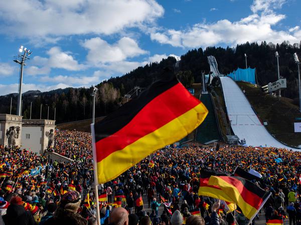 In Garmisch-Partenkirchen herrschte am Neujahrstag beste Stimmung, auch das Wetter spielte mit.