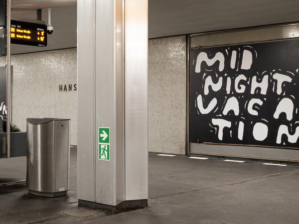 Stefan Marx, 16 Hintergleisflächen im U-Bahnhof Hansaplatz.