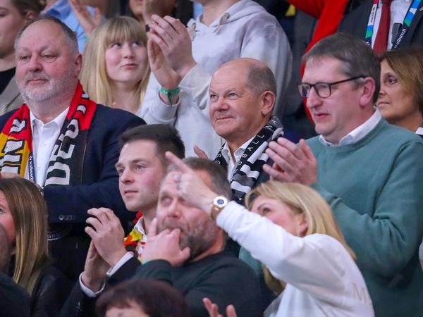 Bundeskanzler Olaf Scholz verfolgte das Spiel in der MB Arena. 