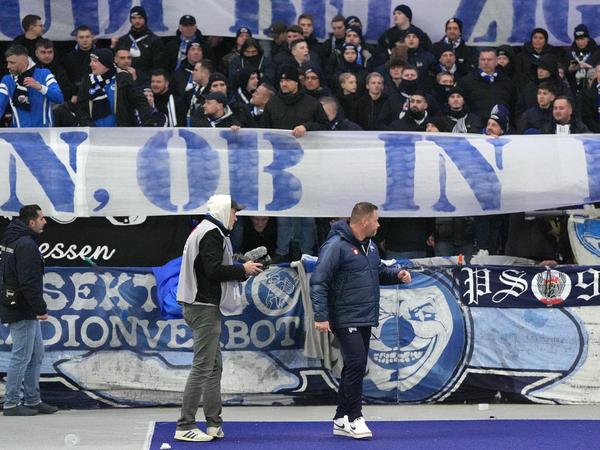 Herthas Trainer Pal Dardai versuchte auf dei Fans einzureden. 