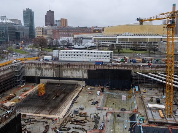 Ein Kran steht in der Baugrube auf der Baustelle des neuen Museums berlin modern.