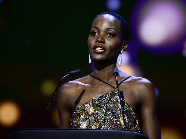 Jury-Präsidentin Lupita Nyong’o verkündete den Goldenen Bären für „Dahomey“. 