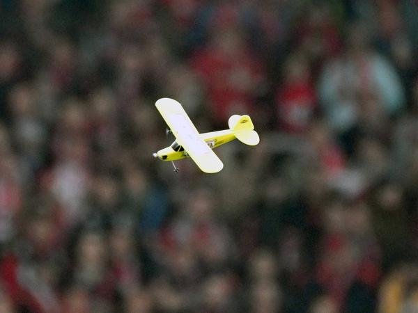 Kommt ein Flugzeug geflogen. So wurde in Freiburg von Fans gegen einen möglichen DFL-Investor protestiert.