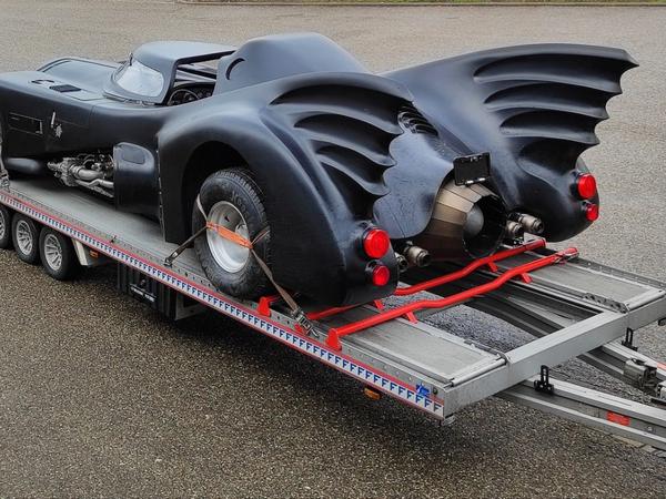 Das Batmobil steht bei der zollrechtlichen Abfertigung auf einem Anhänger. 