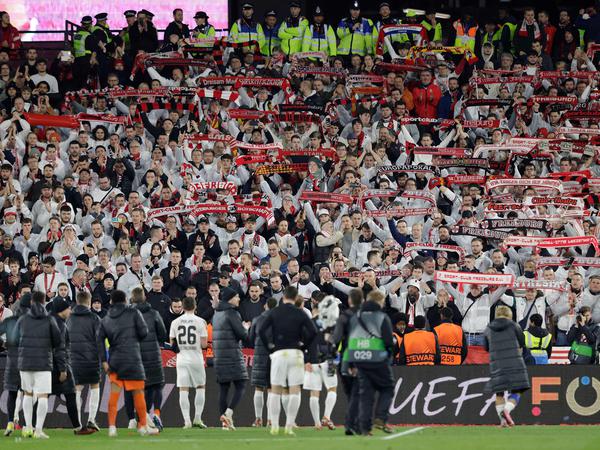 Trotz der Niederlage feiern die mitgereisten Freiburger Fans ihre Mannschaft frenetisch.