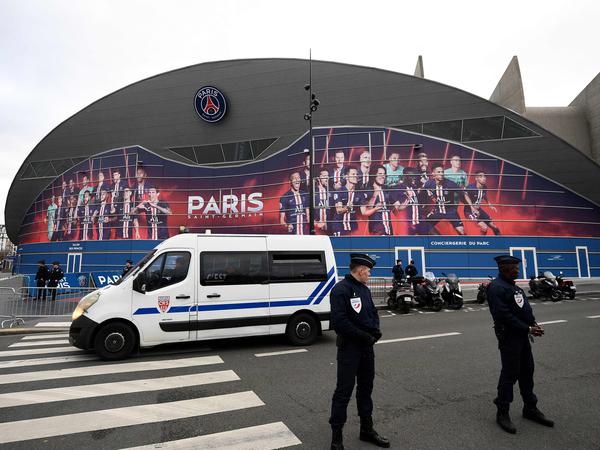 Französische Polizisten stehen vor dem Fußballstadion Parc des Princes in Paris. 