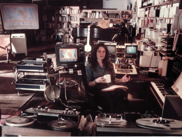 Laurie Spiegel, die, wie Hiller und Isaacson, in den 70er-Jahren an der Universität Illinois algorithmisch komponierte, bekam 2023 den Giga-Hertz-Preis für ihr Lebenswerk verliehen.