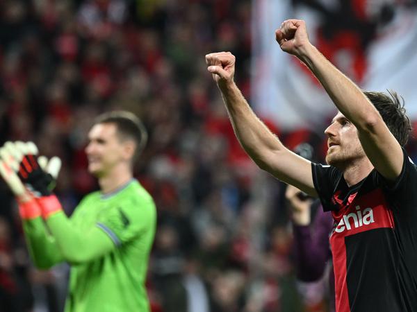 Leverkusens Jonas Hofmann (r) jubelt mit Teamkollegen nach ihrem 2:0-Sieg. 