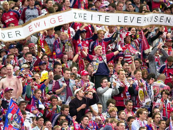 Die Fans des FC Bayern halten ein Banner in die Höhe, das in den Folgejahren immer wieder Leverkusens Situation umschreibt.