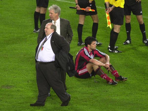 Manager Reiner Calmund (vorne) und Trainer Klaus Toppmöller sind schwer enttäuscht nach dem nächsten verpasstem Titel.