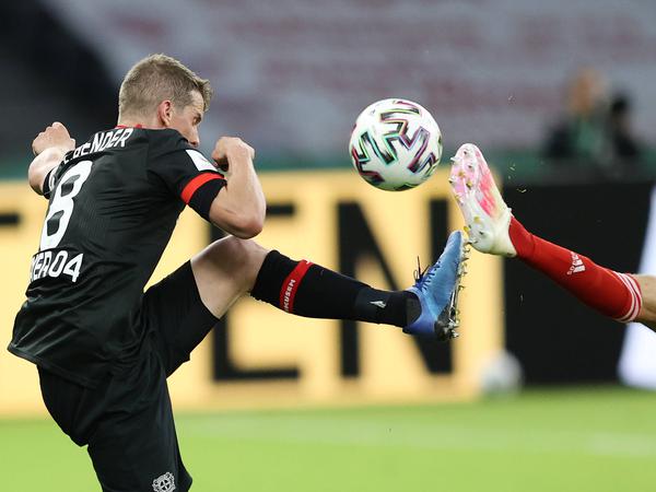 Leverkusens Lars Bender (l.) und Bayern Thomas Müller im Zweikampf. 