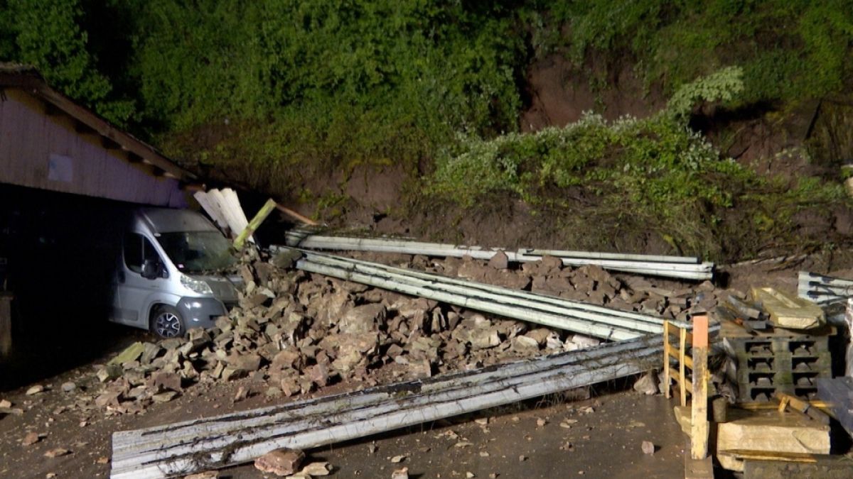 Geröll liegt nach einem Erdrutsch neben einer Kfz-Werkstatt in Blieskastel. (Foto)