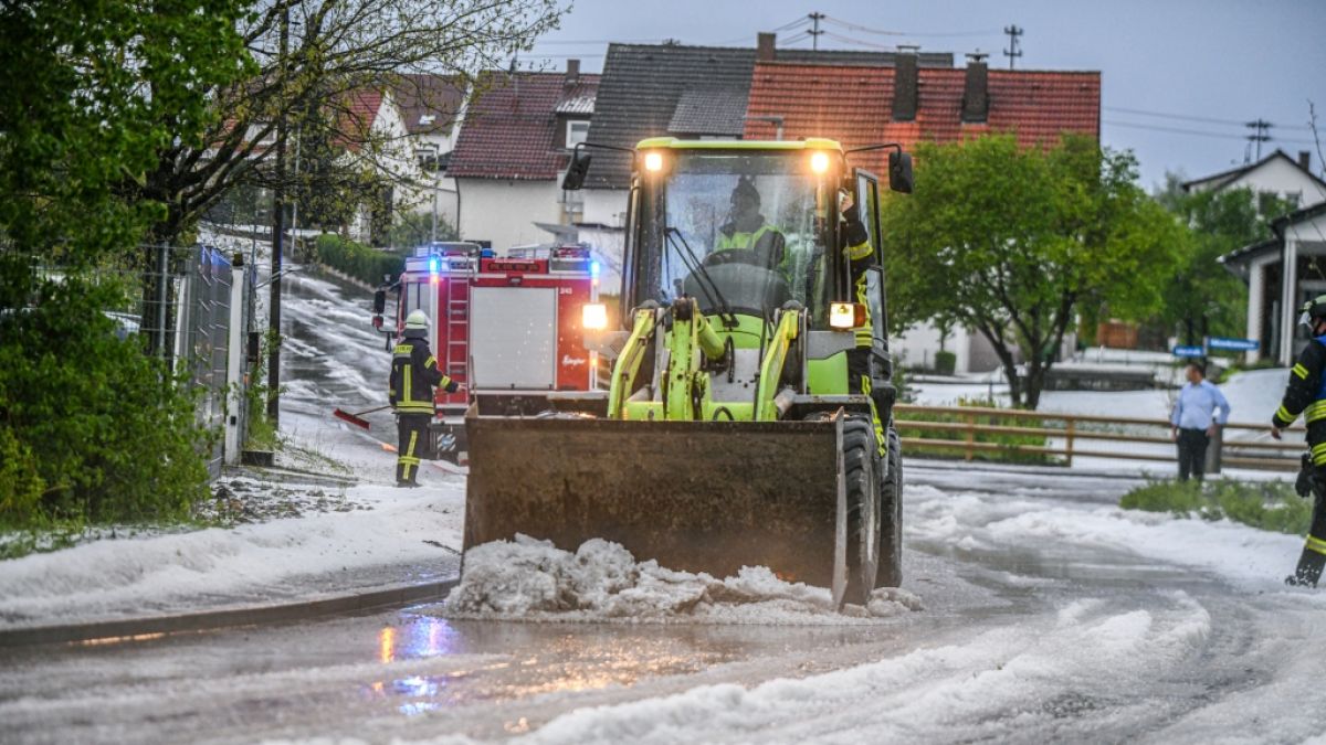 Nach einem heftigen Hagelschauer in Baden-Württemberg mussten die Straßen teils geräumt werden. (Foto)