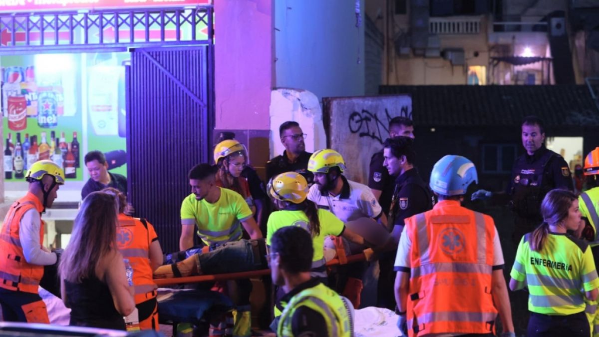 Rettungsdienste sind nach dem Einsturz eines Gebäudes am Strand von Palma im Einsatz. (Foto)