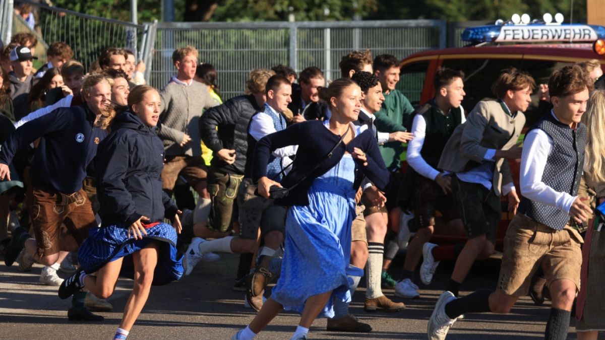 Am Eröffnungstag des Oktoberfestes 2024 stürmten die ersten Ungeduldigen um Punkt 09.00 Uhr auf die Theresienwiese, um die besten Plätze zu ergattern. (Foto)