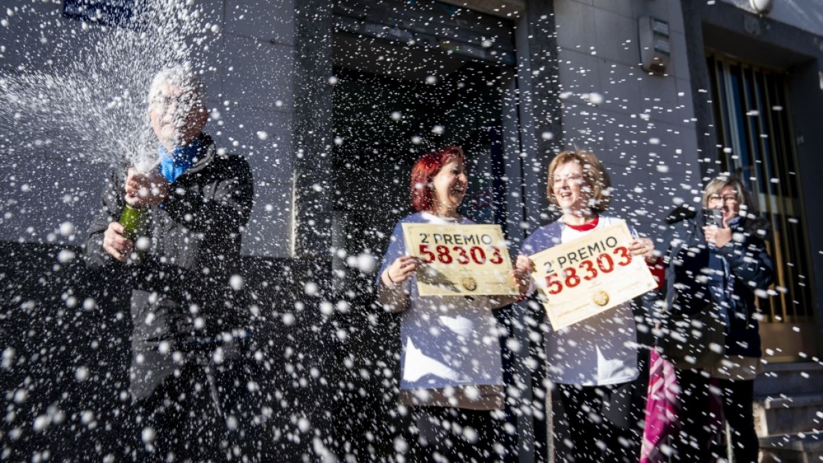 Da knallen die Korken: Wer bei "El Gordo" den Hauptgewinn abräumt, ist mit einem Schlag um 4 Millionen Euro reicher. (Foto)