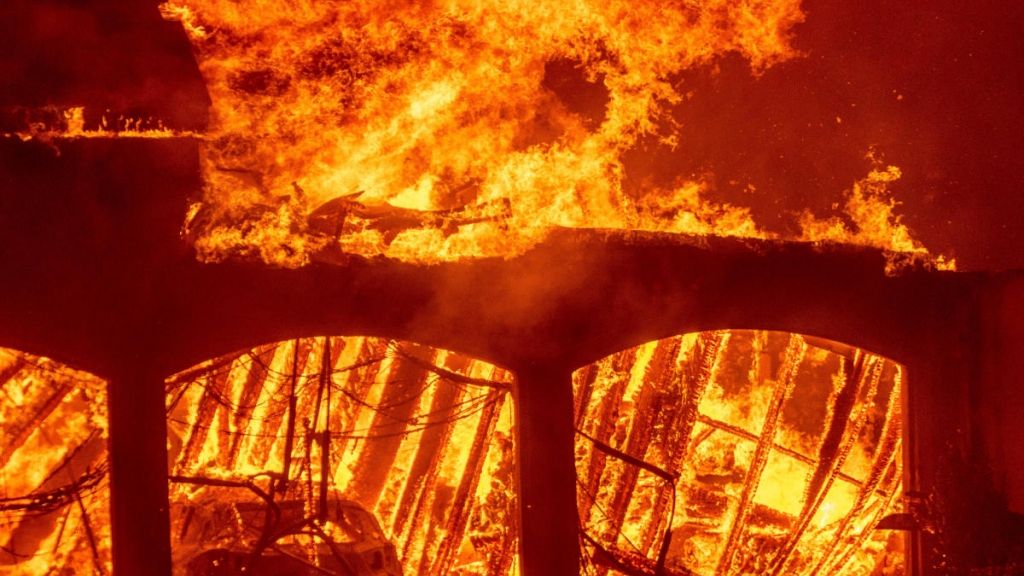 Die Flammen des Feuersturms verschlingen Haus für Haus. (Foto)