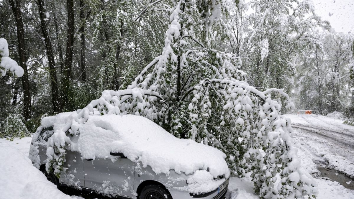 Ein Fahrzeug ist im Kanton Wallis mit Schnee bedeckt. Aufgrund der starken Niederschläge gilt im Wallis die höchste Unwetter-Gefahrenstufe. (Foto)