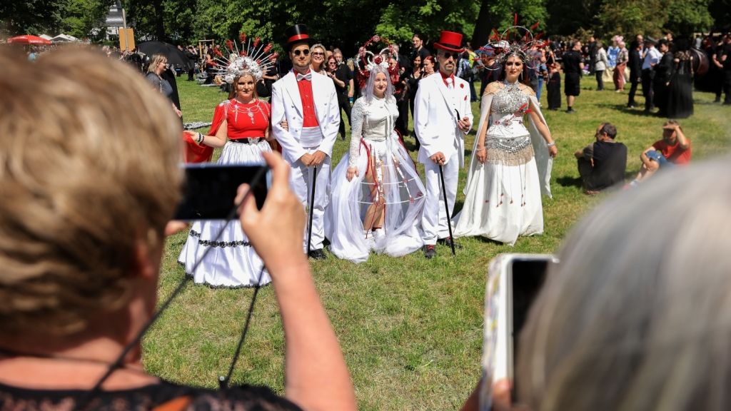 Beim 30. Wave-Gotik-Treffen, das zu Pfingsten 2023 in Leipzig zelebriert wurde, zählten die Veranstalter 20.000 Gäste. (Foto)