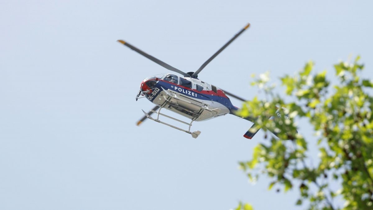 Ein Polizeihubschrauber kreist über dem Tatort während eines Polizei-Großeinsatzes in einer Grazer Schule in der Dreierschützengasse. (Foto)