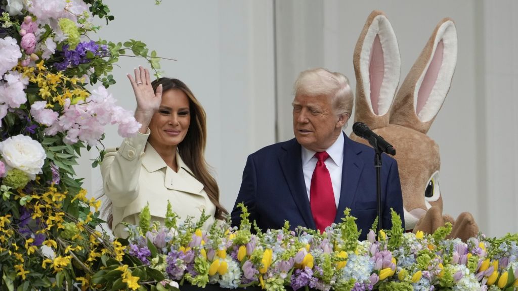 Donald und Melania Trump stehen auf dem Balkon des Blauen Zimmers während des White House Easter Egg Roll auf dem Südrasen des Weißen Hauses zum traditionellen Ostereierrollen. (Foto)